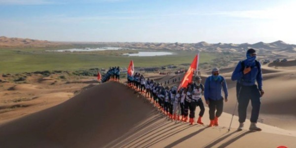 团建回顾丨爬坡上岭，心向冠军！300人腾格里沙漠徒步圆满结束！