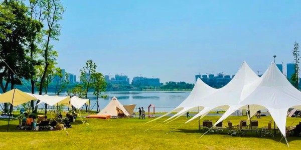 SANFO HOOD兴隆湖畔露营丨成都本地可以看“海”的营地，氛围感拉满，出片率300%！